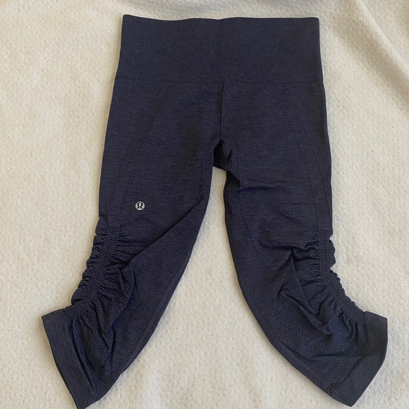 lululemon athletica Pants - LULULEMON In The Flow Blue Yoga Workout Crops - Size 4